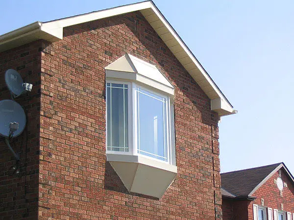 Intérieur lumineux avec grandes fenêtres