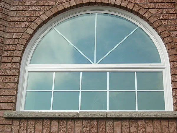 Salon moderne avec grand vitrage panoramique