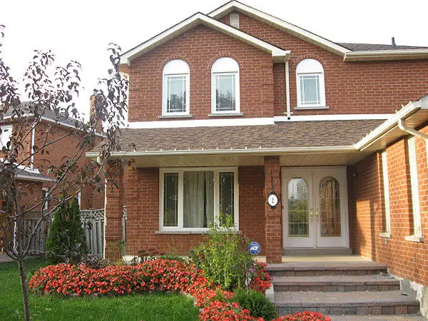 Extérieur de maison moderne avec fenêtres de qualité